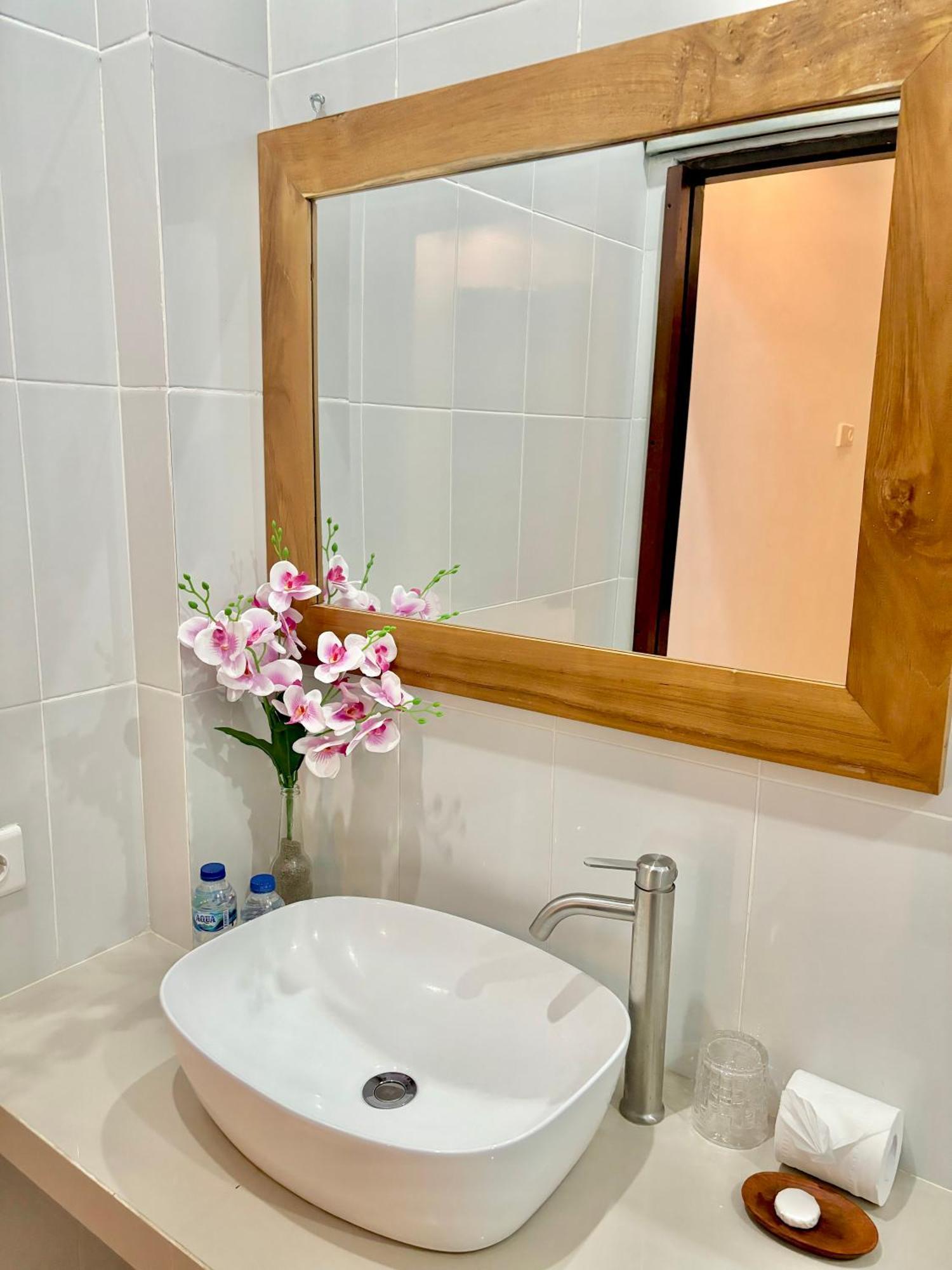 The Lima Home Stay In Canggu Eksteriør bilde